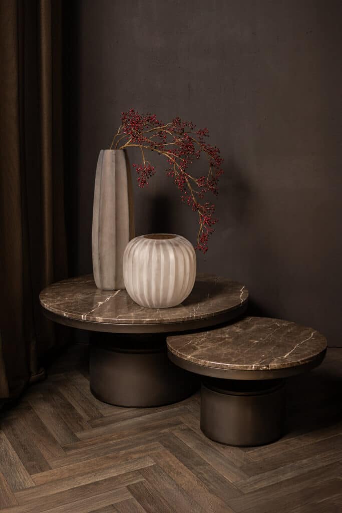 PTMD marmeren tafels met daarop vazen met takken